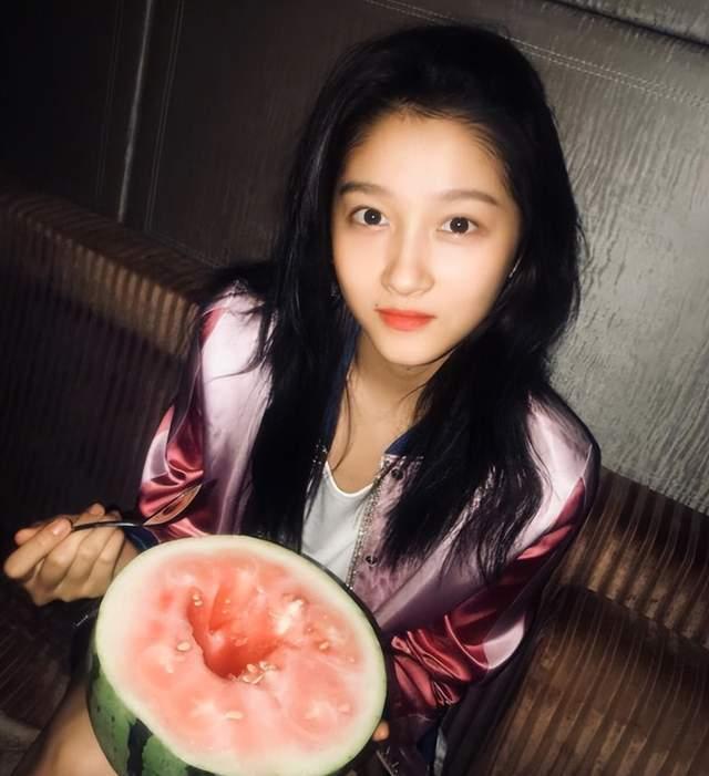 梵梵吃瓜网红拍照不露脸,神秘面纱下的瓜界传奇